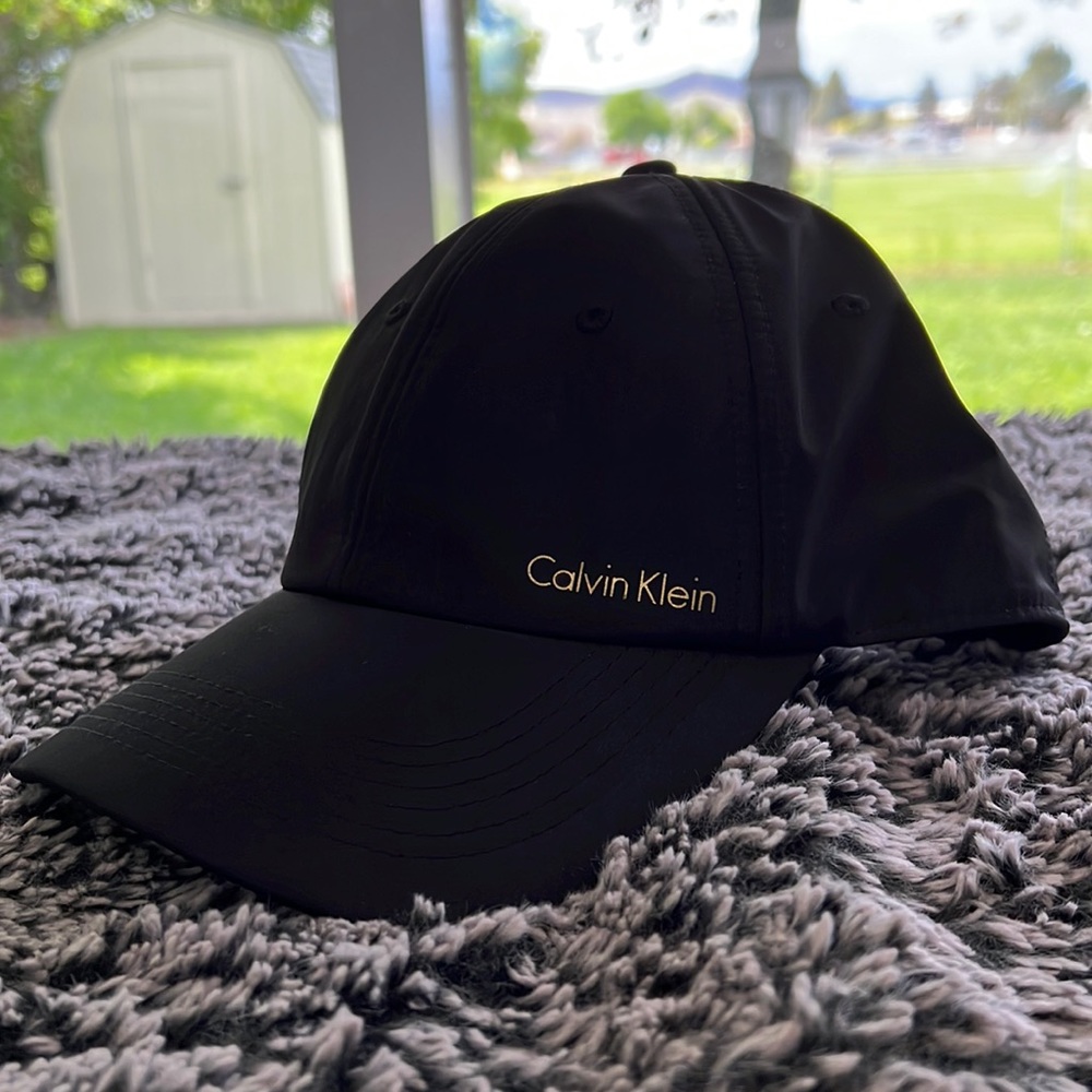 Unisex sleek hat